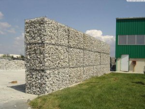 In kürzester Zeit ist eine Mauer aus vorgefüllten Transportgabionen errichtet