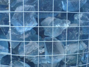Glasbausteine - Direkt in eine Gabione eingesetzte Glasbausteine lassen zum Beispiel eine Gartenmauer nicht zu lang erscheinen - 